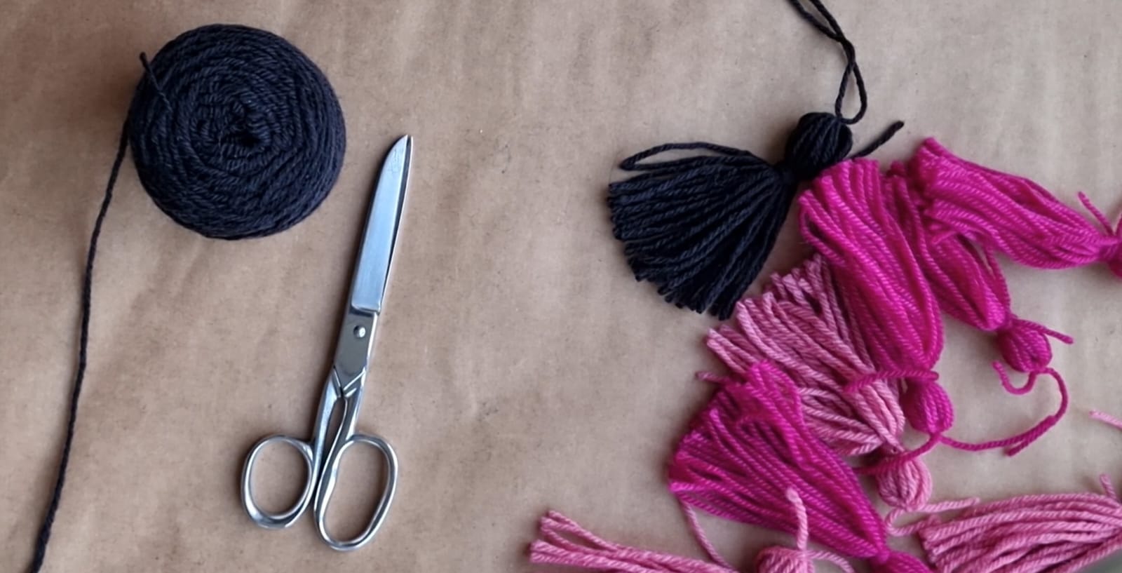 TUTORIAL: Cómo hacer pompones o borlas de lana fácilmente