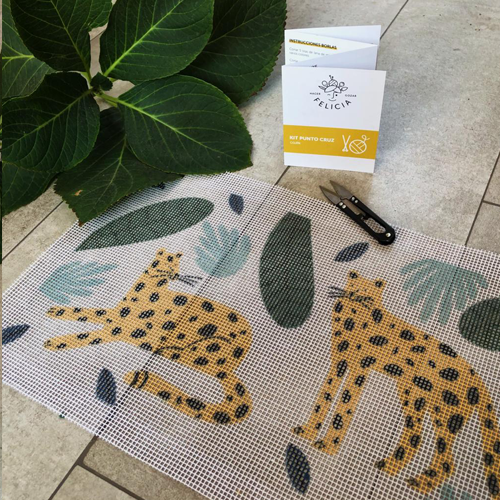 Kit Cojín punto cruz Wild Chitas
